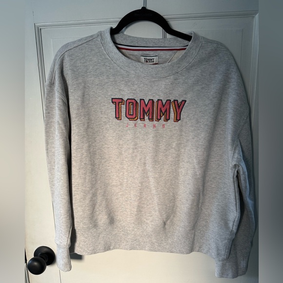 Tommy Hilfiger - Tommy Jeans Women's Light Gray Crew Neck Sweatshirt - NWT - Picture 2 of 8